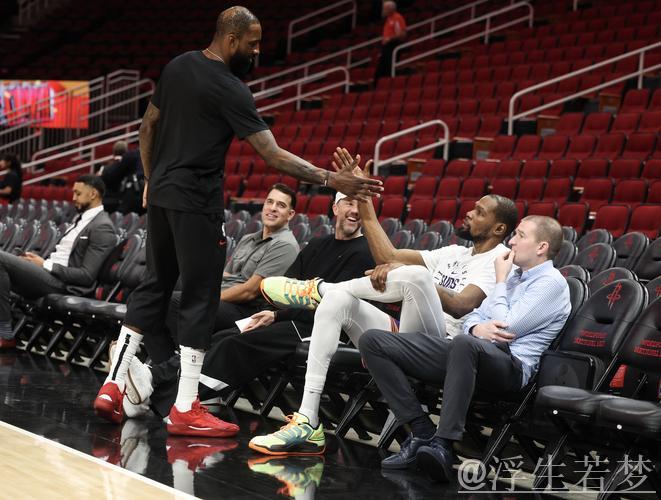 小贾巴里赞杜兰特职业精神,称其无私指导年轻球员 小贾巴里赞杜兰特职业精神,称其无私指导年轻球员