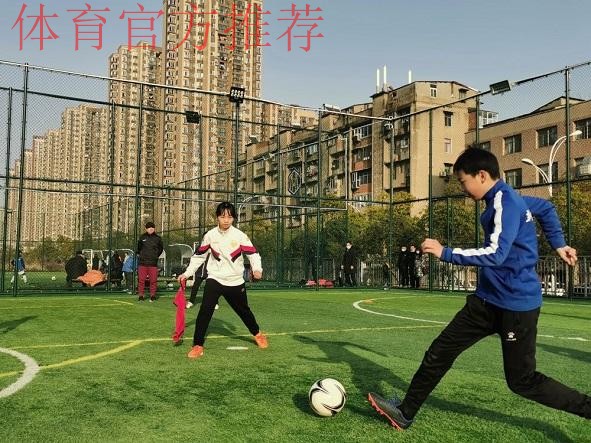 新华社:出家门,见球门——武汉足球文化在社区生枝发芽 新华社:出家门,见球门——武汉足球文化在社区生枝发芽