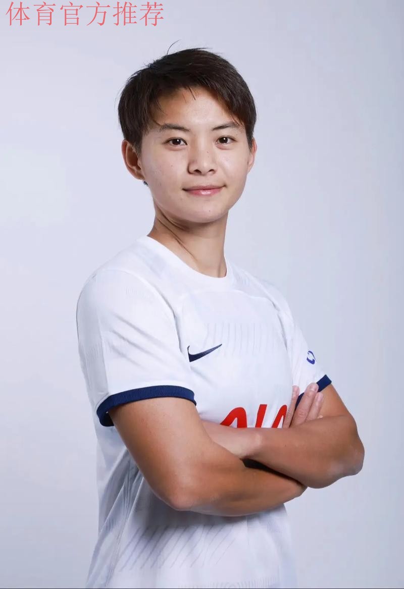 中国国家女子足球队球员王霜正式加盟法甲巴黎圣日耳曼足球俱乐部